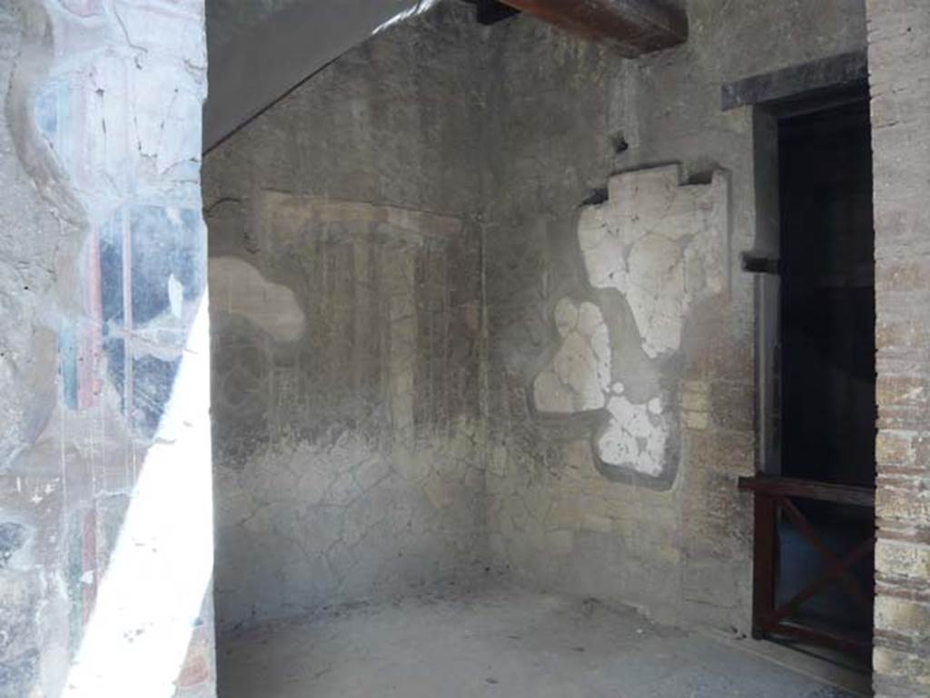 V.1 Herculaneum. August 2013. Room 8, in north-east corner of atrium. Photo courtesy of Buzz Ferebee.